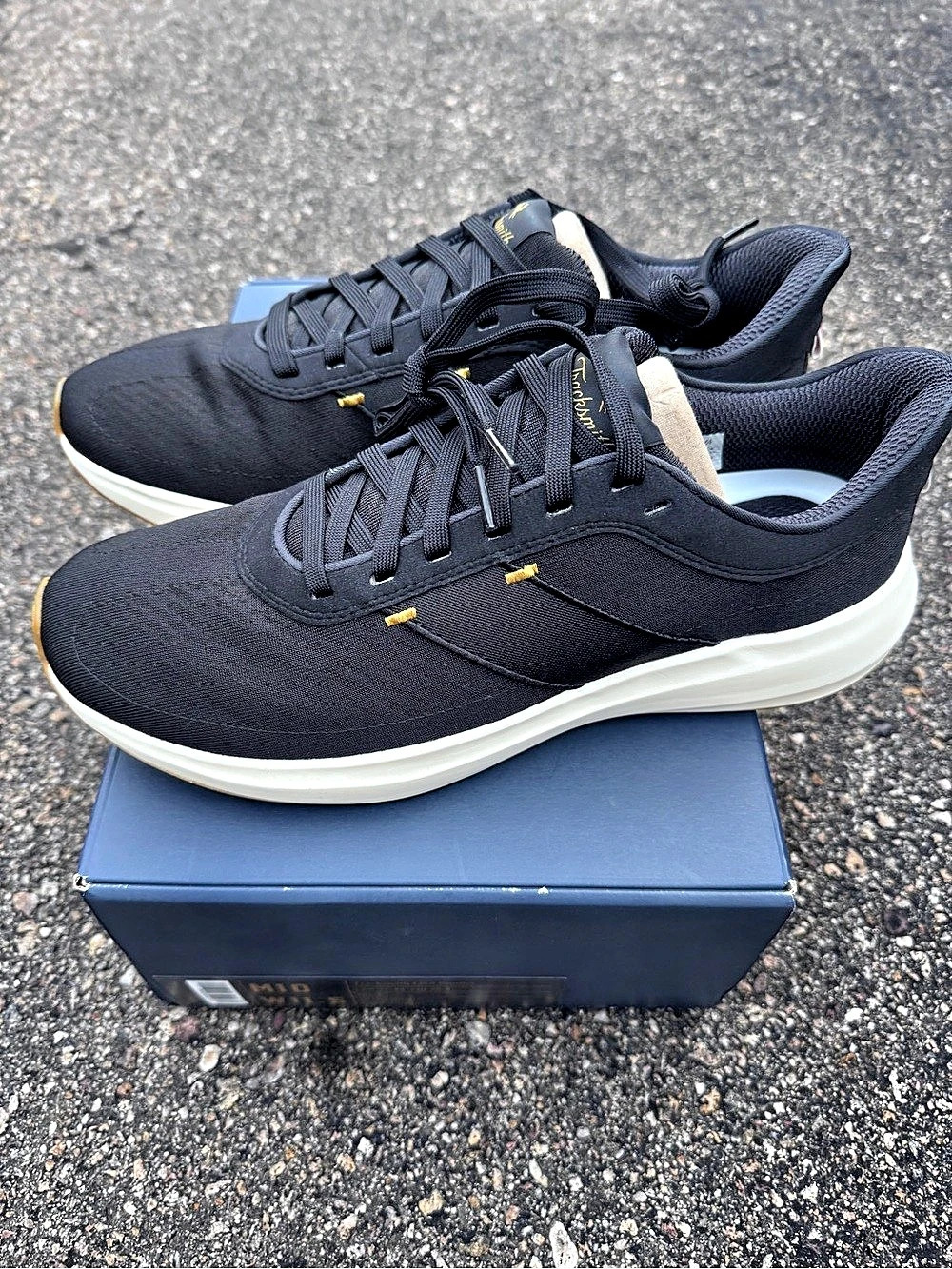 Tracksmith Men’s Eliot Runner Size 10
New in Box